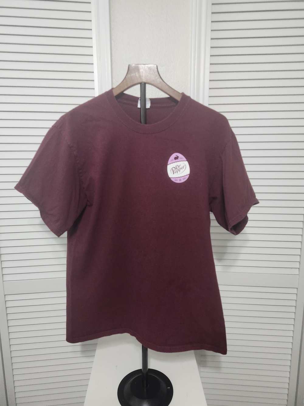Gildan Men's Short Sleeve Crewneck T-Shirt in Burgundy with Pink Logo